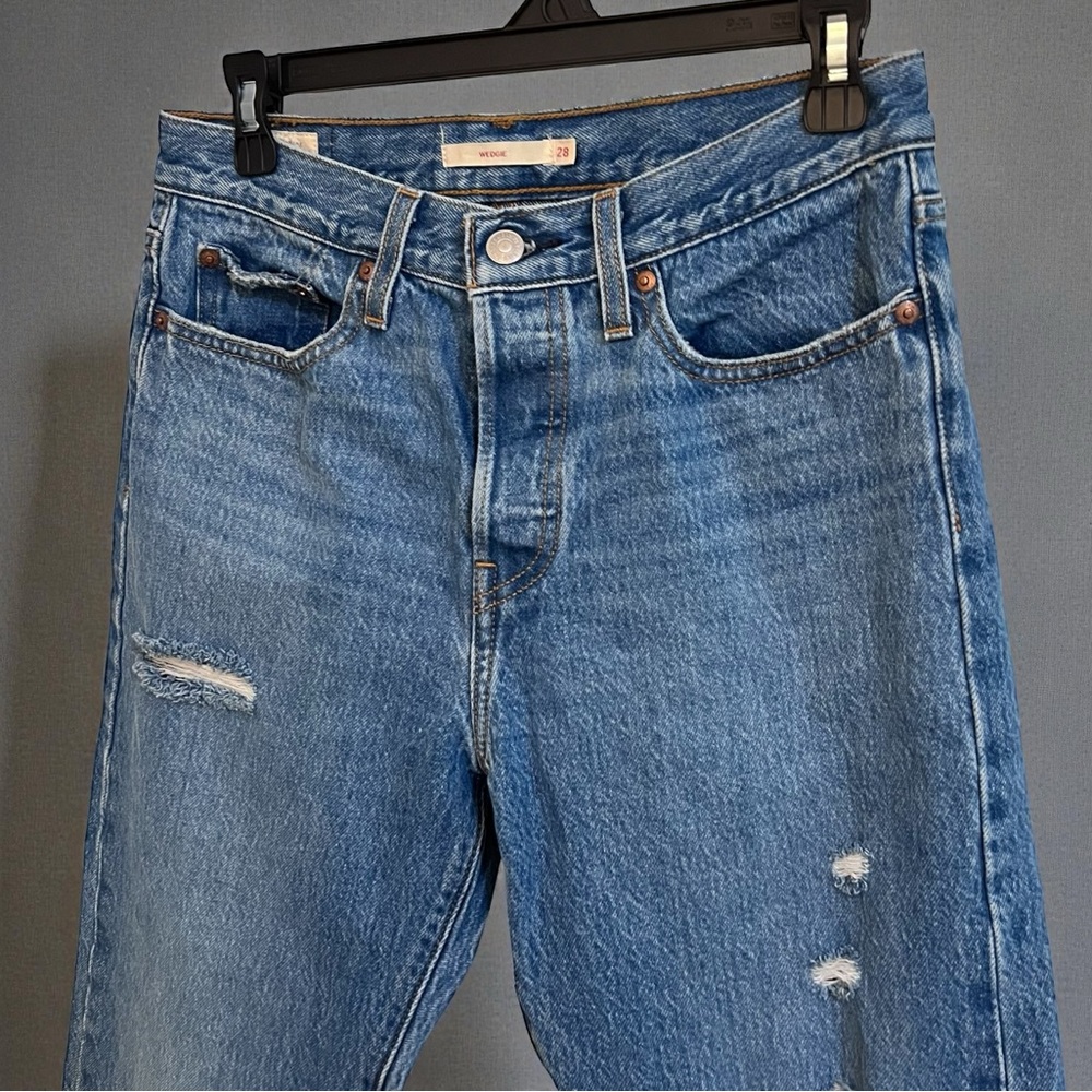 Levi's Wedgie Icon Ankle Medium Blue High-Rise Distressed Jeans - Picture 10 of 15